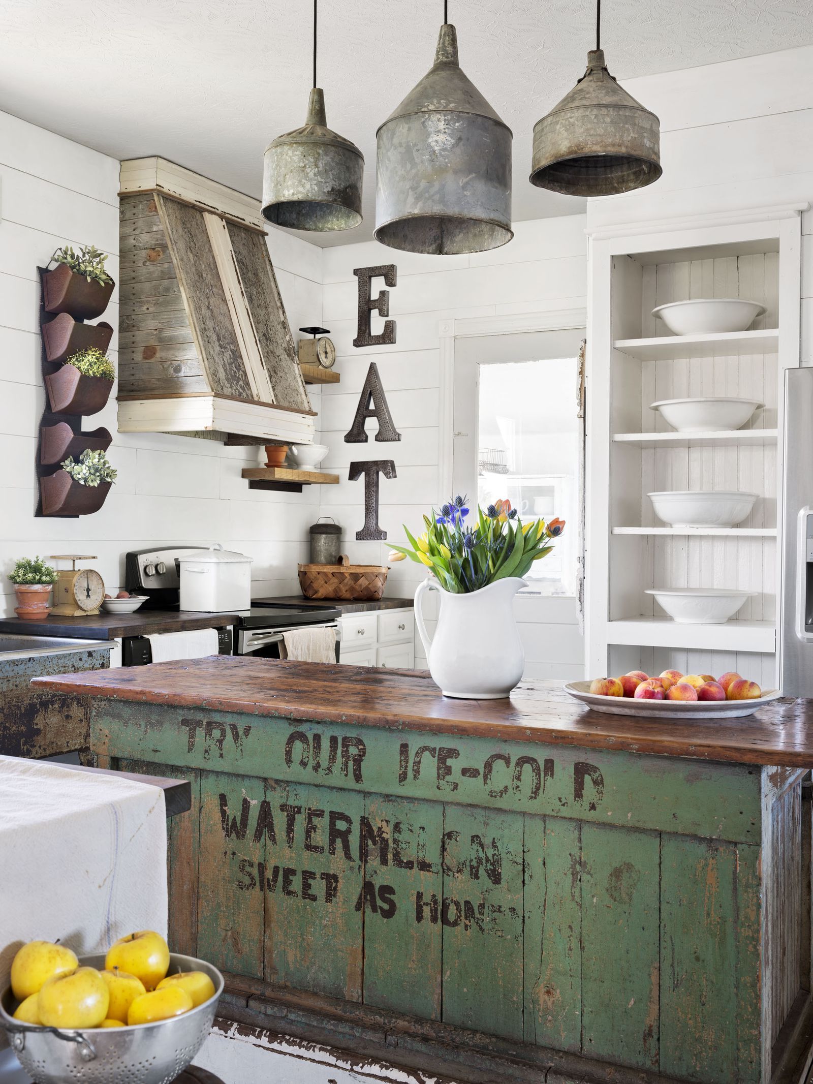 These Rustic Farmhouse Kitchens Will Inspire You to Renovate